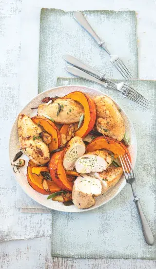 Kuřecí prsa plněná bylinkovým tvarohem s pečenou dýní