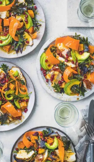 Kuře s batáty & kadeřávkový salát s misem a granátovým jablkem