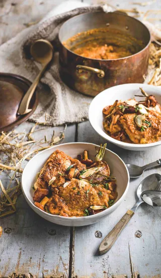 Kuře s oříškovou omáčkou, pečeným tuřínem a lesními houbami