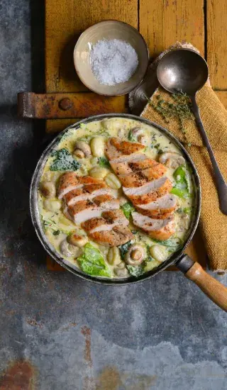 Kuře z jedné pánve se smetanovou omáčkou, žampiony a gnocchi