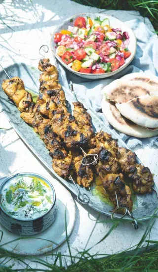 Kuřecí šavarma se salátem a tzatziki