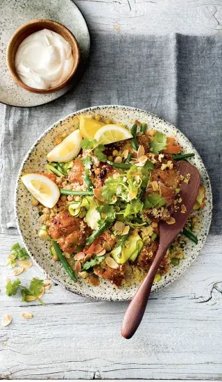 Kuskus s pikantním kuřecím masem a cizrnou