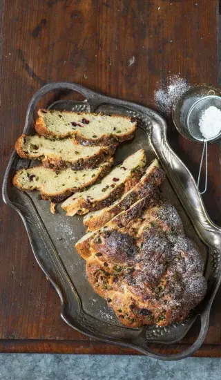 Kynutá vánočka s pistáciemi