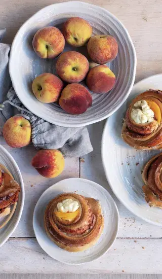 Kynuté šneky s malinovým džemem a broskvemi