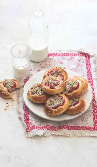 Kynuté koláčky s jahodami a makovou drobenkou