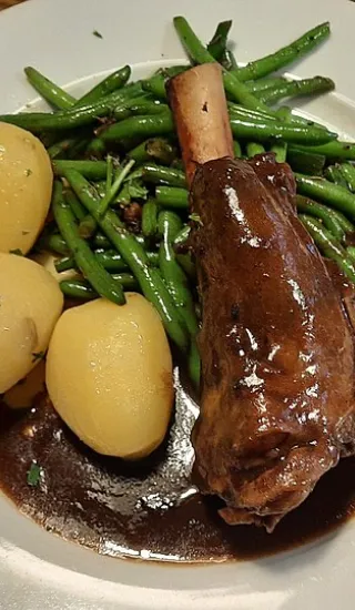 Vepřová kotleta s fazolovým ragů