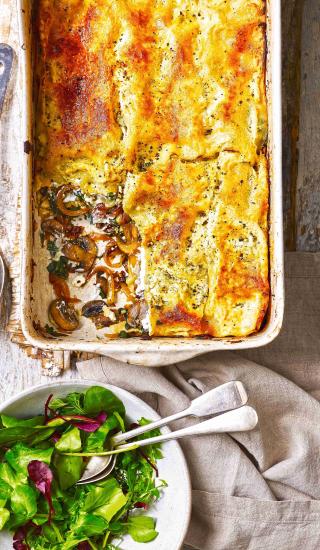 Lasagne s karamelizovanou cibulkou, špenátem a žampiony