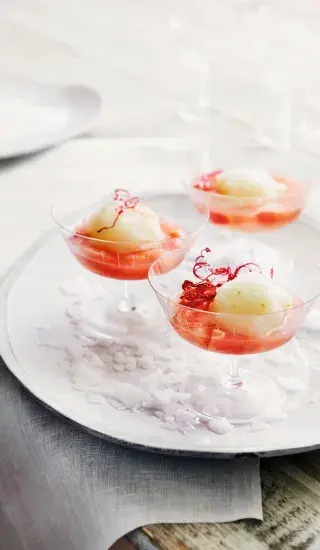 Limetový sorbet s rebarborovým kompotem