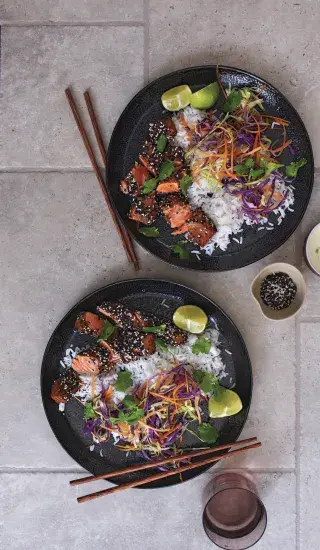 Losos v sezamu s rýží a salátkem