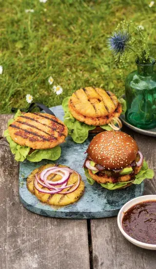 Lososový burger s grilovaným ananasem