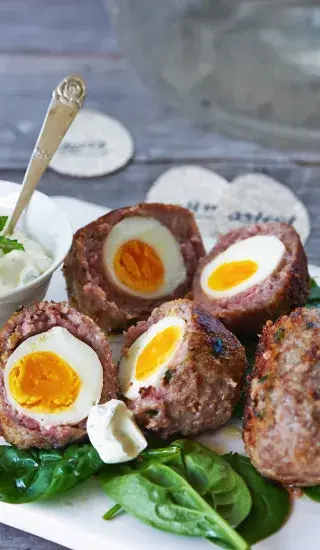 Masové kuličky plněné křepelčími vajíčky