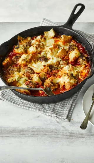 Masové kuličky s česnekovým chlabem z jedné pánve