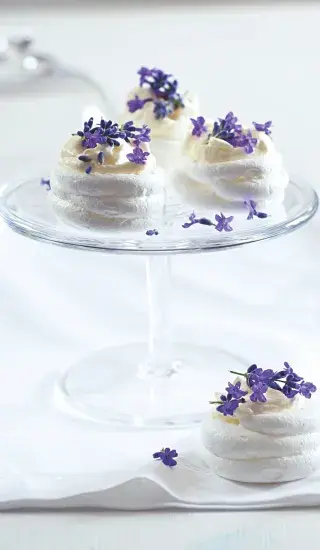 Meringue s levandulí a smetanou