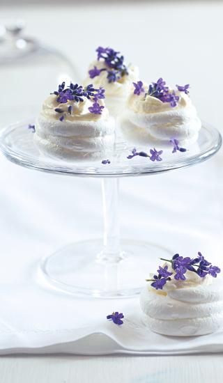 Meringue s levandulí a smetanou