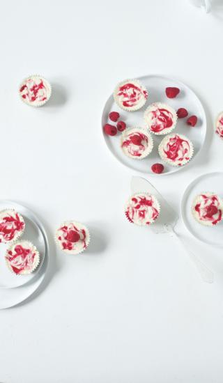 Mini cheesecaky s bílou čokoládou a malinami
