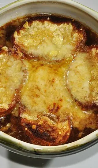 Lahůdková cibulová polévka