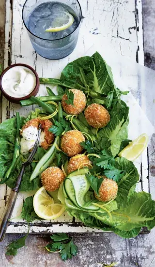 Mrkvový falafel se salátem a jogurtovým dipem