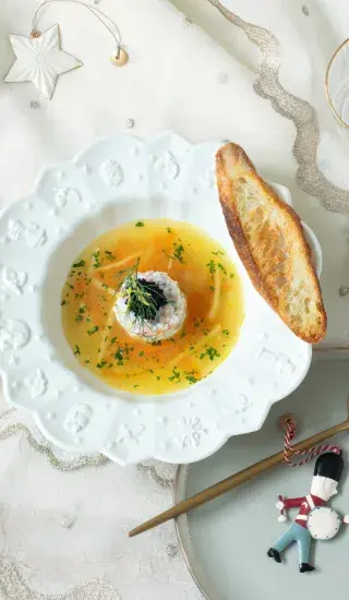 Jemný rybí tatarák s křupavou bagetou, zalitý polévkou