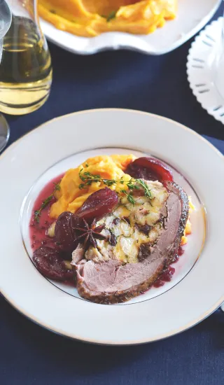 Nadívaná kachna na švestkách a bramborovo-batátové pyré