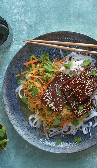 Nudlový salát se sladko-slaným tofu