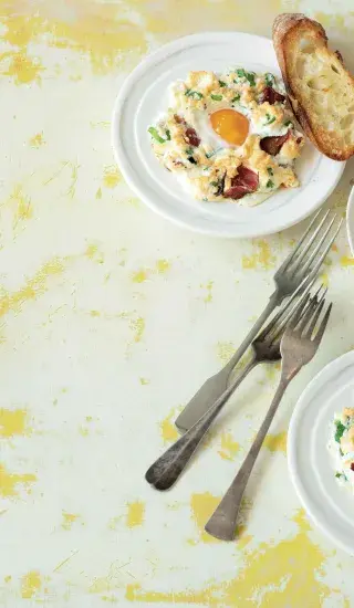 Obláčková vejce se slaninou a parmazánem