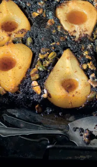 Obrácený hruškový koláč s karamelem