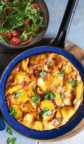 Omeleta ze zbylých brambor s rukolovým salátkem