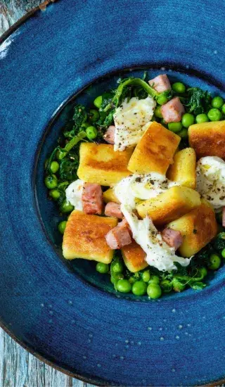 Opékané noky se šunkou a hráškem