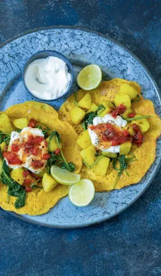 Palačinky z červené čočky s bramborami a špenátem