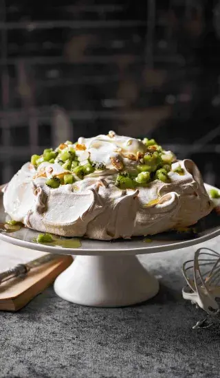 Pavlova s bezovým sirupem a kiwi