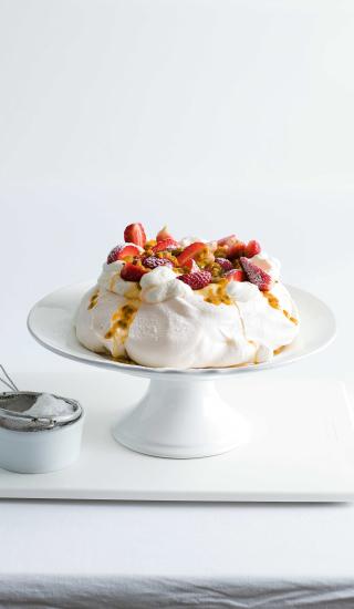 Základní Pavlova s mučenkou a jahodami