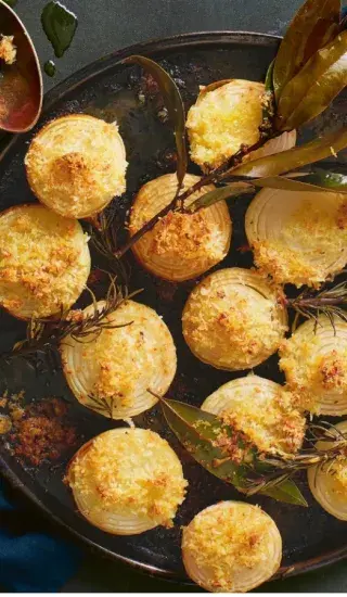 Pečená cibule s parmazánovou krustou