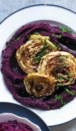 Pečené bílé zelí s pyré z červeného zelí