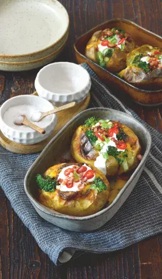 Pečená brambora s čedarem a brokolicí