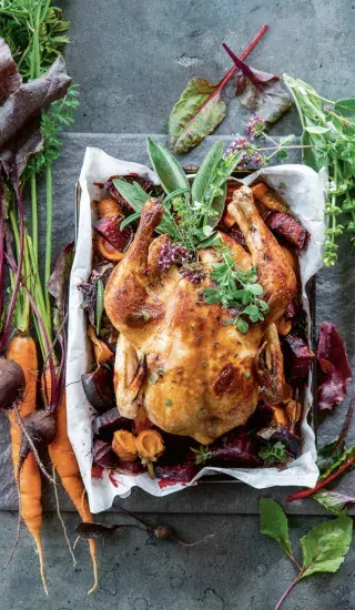 Pečené kuře s červenou řepou, mrkví a bylinkami