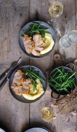 Pečené telecí s pestrou nádivkou, kaší a fazolkami