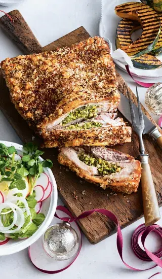 Pečený vepřový bůček s pistáciovo-olivovou nádivkou