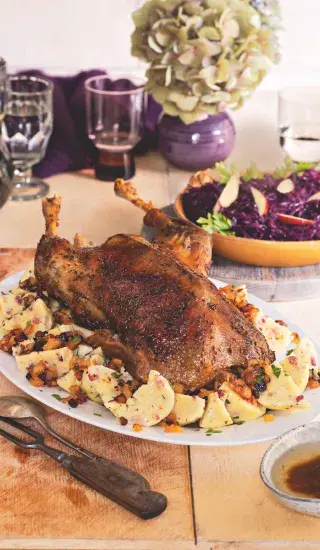 Pečená husa se zelím, bramborovými knedlíky a jablečnými škvarečky