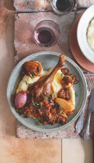 Pečené husí stehno se zeleninovým ragú s houbami a celerovým pyré