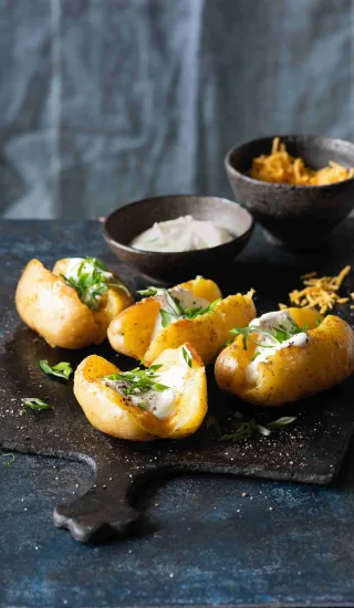 ,Pečené‘ plněné brambory se sýrem a jarní cibulkou