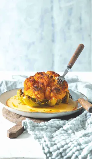 Pečený celý květák se sýrovo-pivní omáčkou