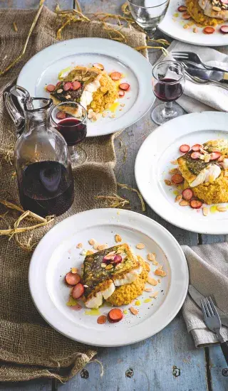 Pečený hejk s pyré z dýně, mrkve a mandlí a naložené ředkvičky