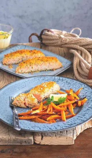 Pečený losos v bylinkové strouhance & batátové hranolky