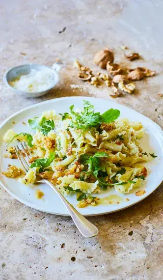 Penne s vlašskými ořechy a křupavými parmazánovými krutony