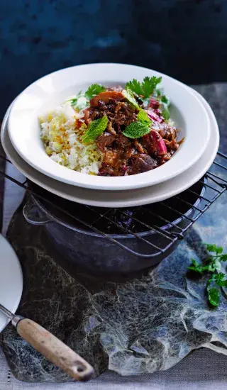 Perské jehněčí s rebarborou a rýží na způsob čelow