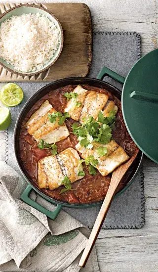 Pikantní ryba v rajčatové omáčce s rýží