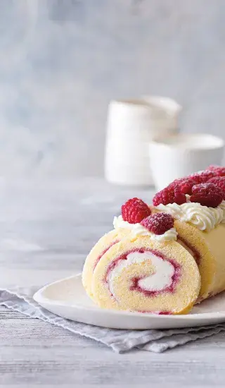 Piškotová roláda s malinami a vanilkovým krémem