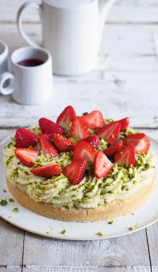 Pistáciový dort s jahodami