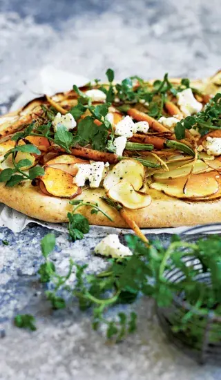 Pizza s kořenovou zeleninou a sýrem feta
