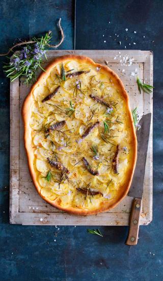 Pizza s bramborami, rozmarýnem a sardelkami